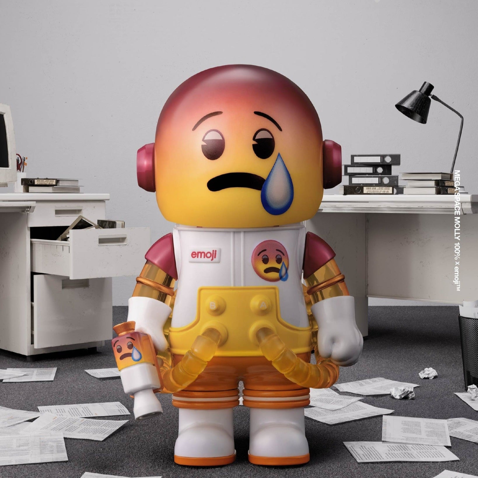 MEGA SPACE MOLLY 100% × emoji™ Series